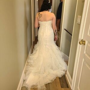 David’s bridal wedding dress size 12 color is white mermaid style